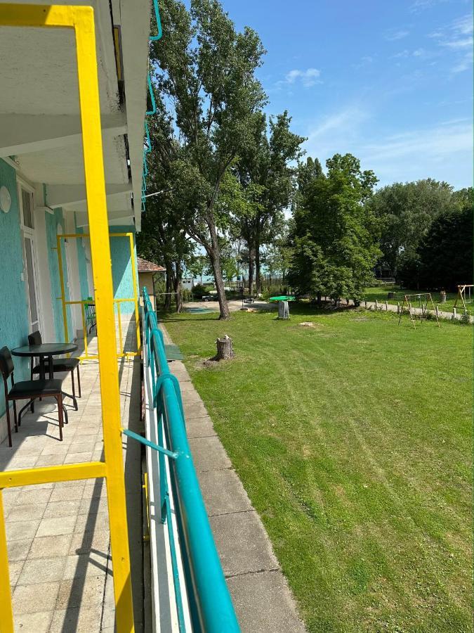 Lelle Beach Club Balatonlelle Exteriör bild